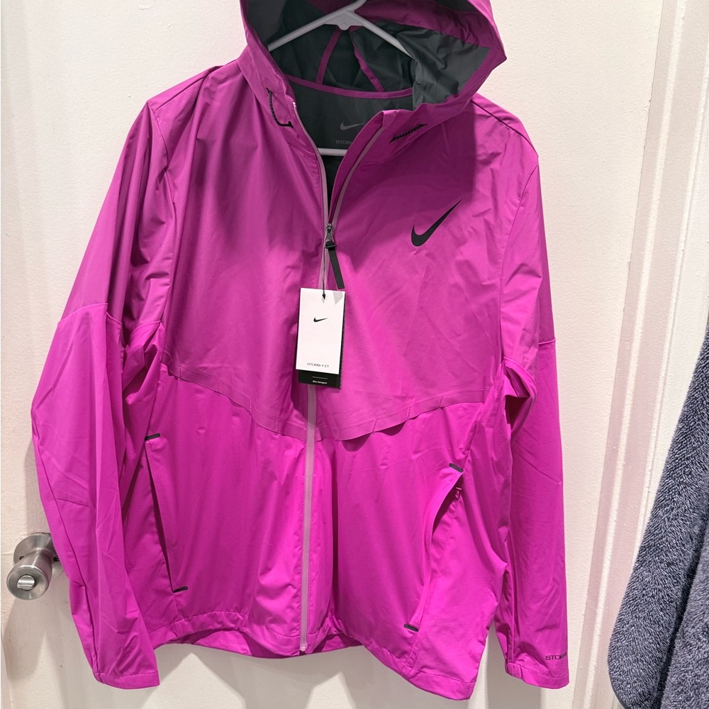 Nike men’s running storm light jacket perform